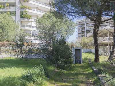 Scrutiamo al di l� della cancellata e ci� che vediamo immersa nell�erba altissima � lo scheletro di una costruzione iniziata e mai finita. Anche se qualcosa sembra essere stato completato: un piccolissimo water coperto da una struttura aperta che giace isolato sul campo